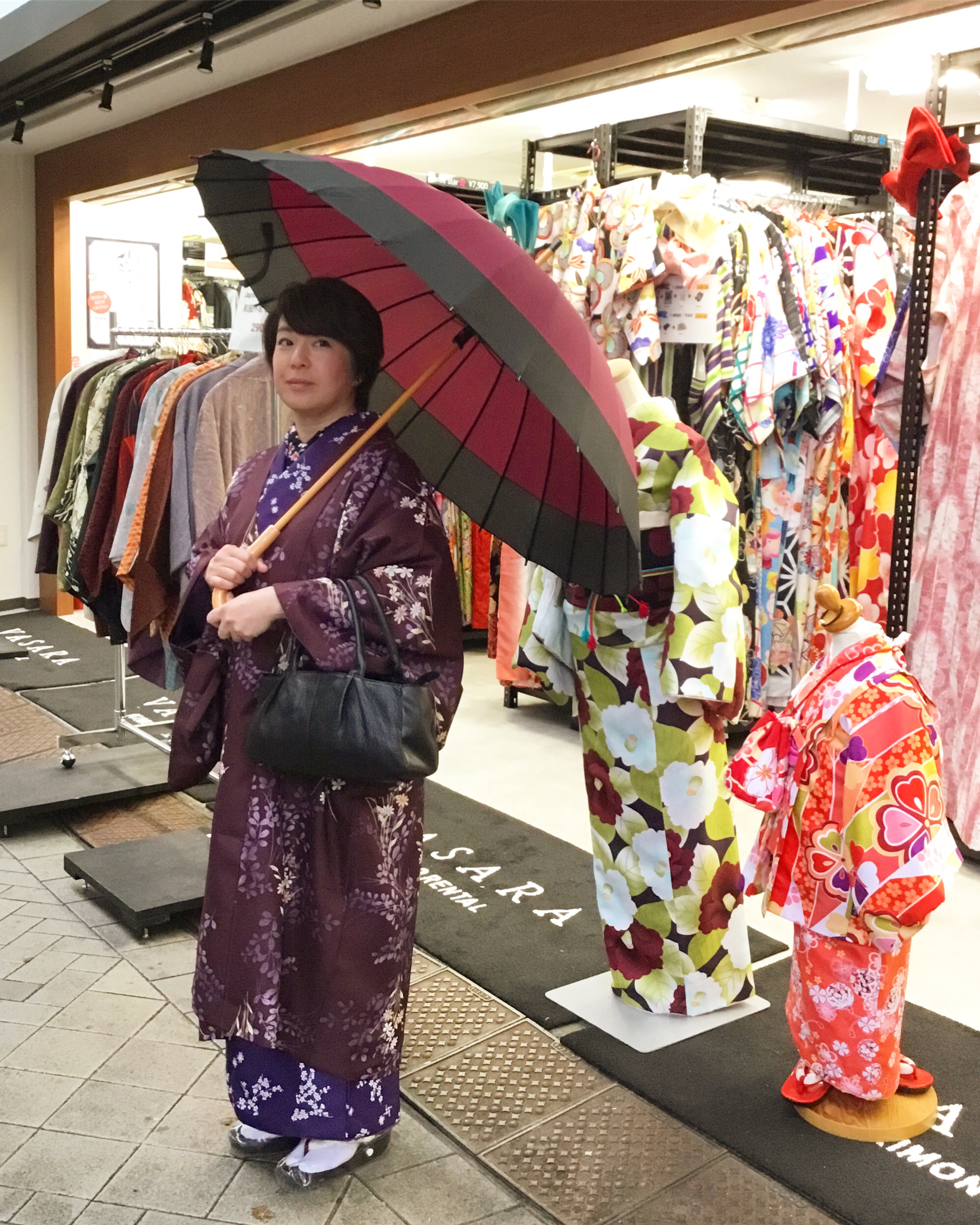 雨傘で粋な着こなし