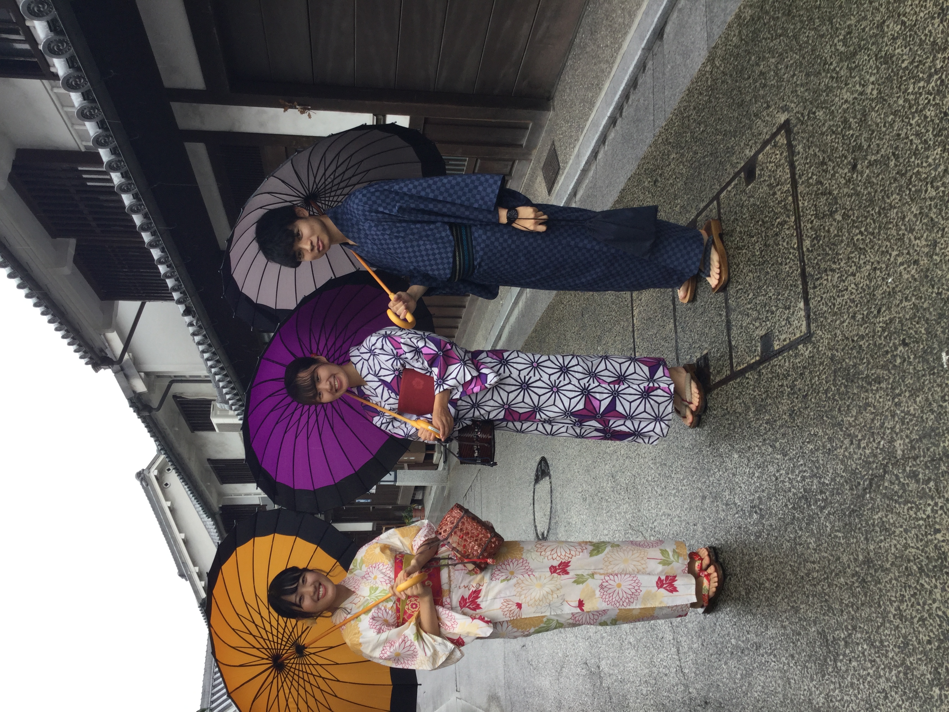 しとしとと雨模様の散策です。
