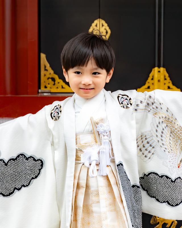 A five-year-old child in a haori and hakama outfit.