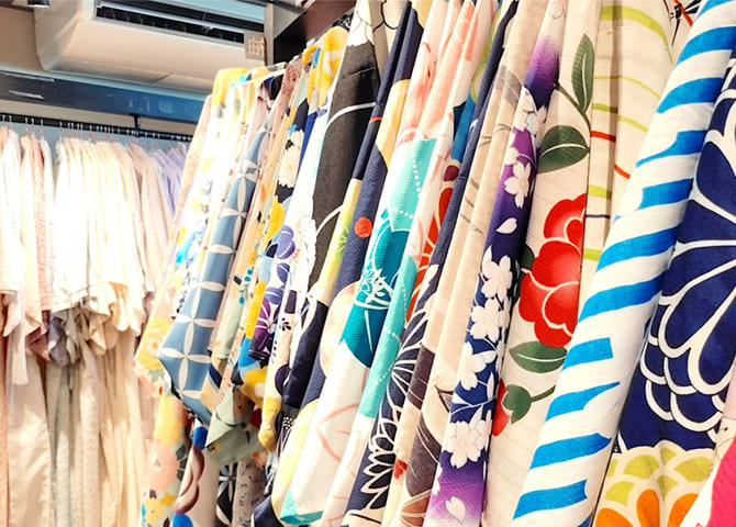 Choosing a kimono (yukata) in the store