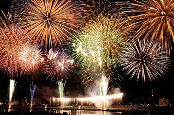 Excellent access! You can easily get to the fireworks venue and the nearest station.