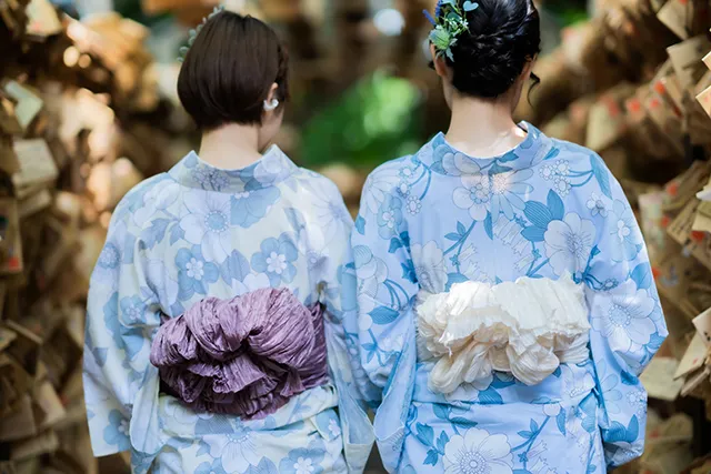 Strolling around the surrounding tourist spots in a yukata will create special memories!