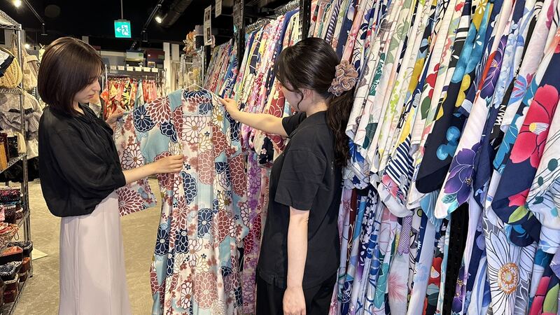 The process of choosing a kimono